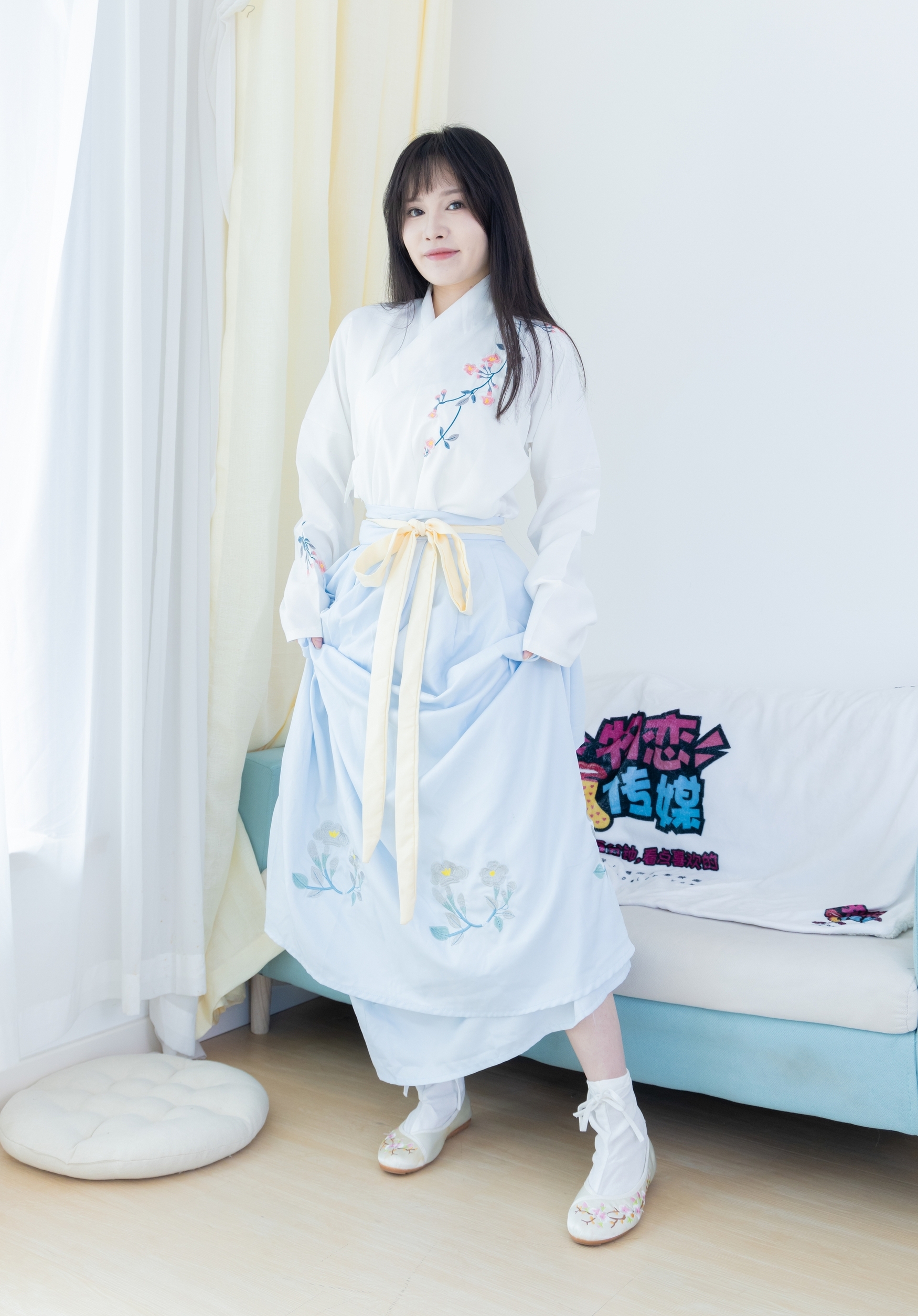 素衣如雪映春光,淡蓝裙裾绣花香。现代闺阁藏古韵,一颦一笑皆是诗,汉服之美在日常。 素衣如雪映春光,淡蓝裙裾绣花香。现代闺阁藏古韵,一颦一笑皆是诗,汉服之美在日常。