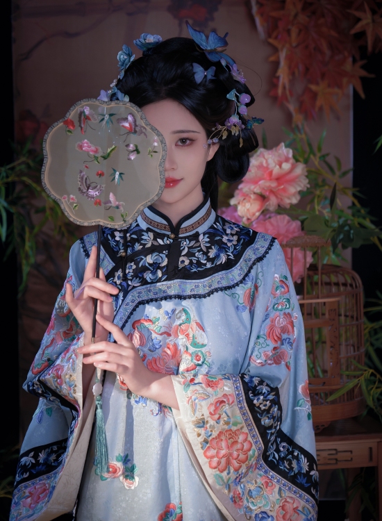 青花瓷韵映华裳，锦绣繁花绕指柔。深闺佳人执团扇，一颦一笑皆是画，清宫遗梦今犹在。