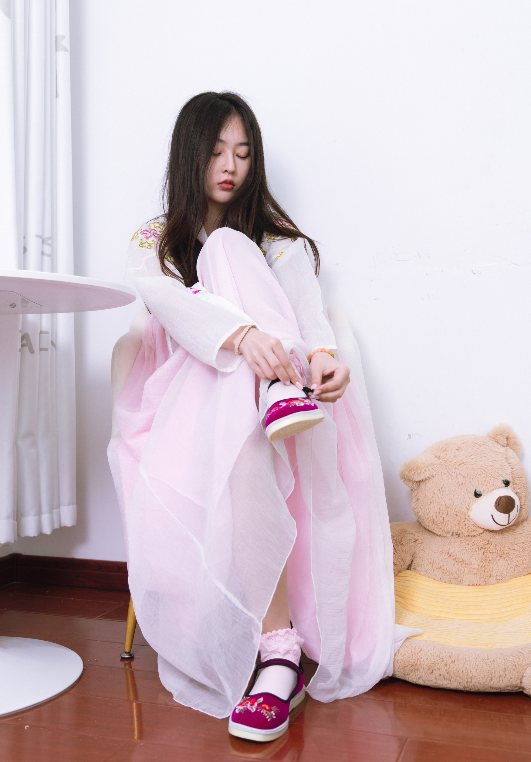 粉黛佳人着汉服,轻纱曼舞映日常。现代居室里,传统服饰绽放温柔诗意,诠释别样东方美。 粉黛佳人着汉服,轻纱曼舞映日常。现代居室里,传统服饰绽放温柔诗意,诠释别样东方美。