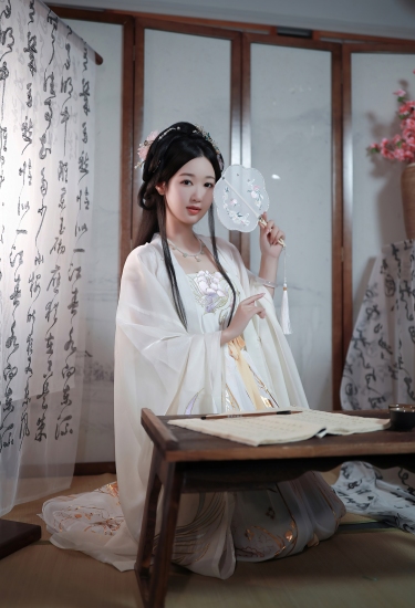 素影流香，墨染春风；一念成诗，一眼千年