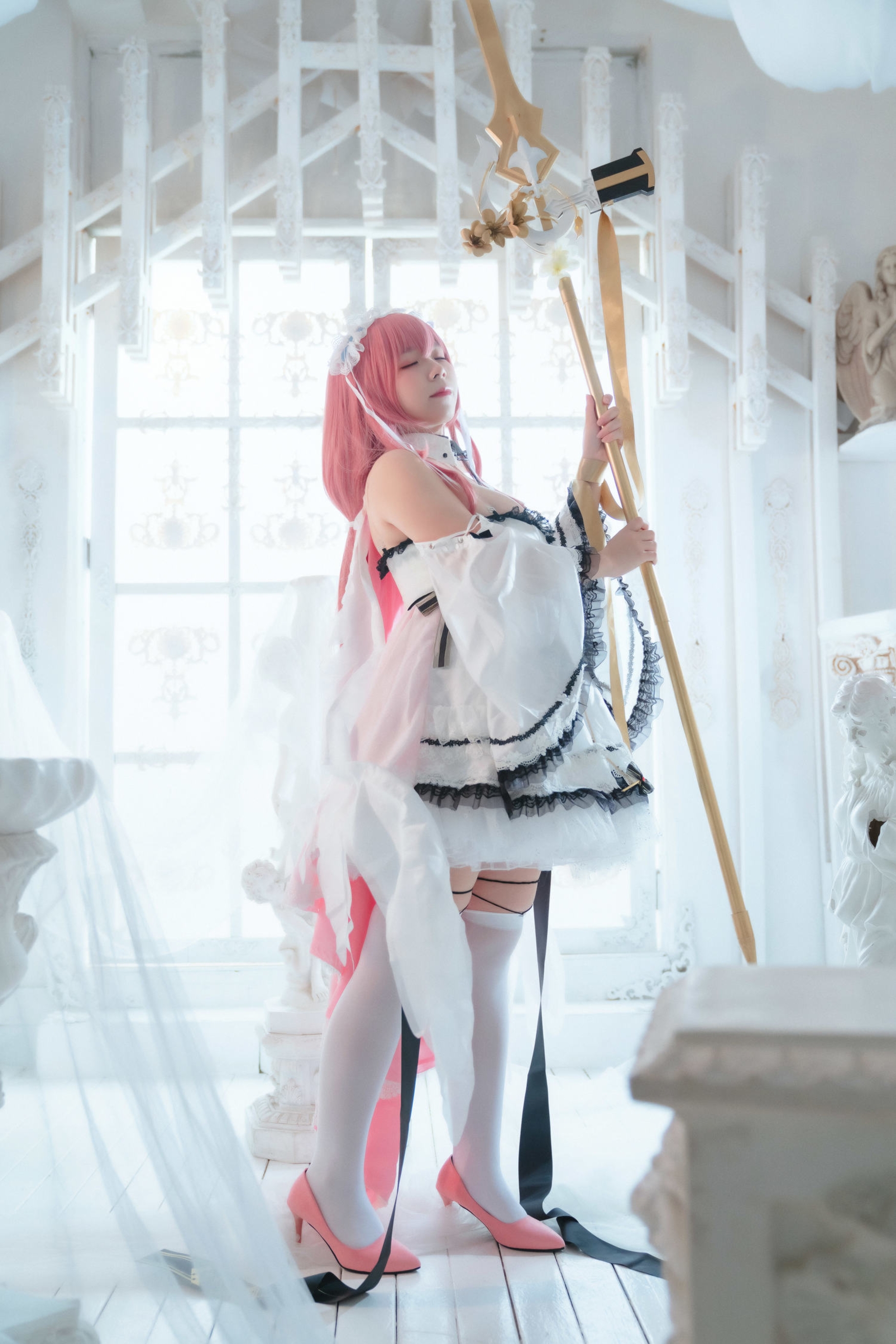 粉发圣女持权杖,纯白礼裙映光华。神圣与甜美交织,二次元之美在现实绽放,如梦似幻。 粉发圣女持权杖,纯白礼裙映光华。神圣与甜美交织,二次元之美在现实绽放,如梦似幻。