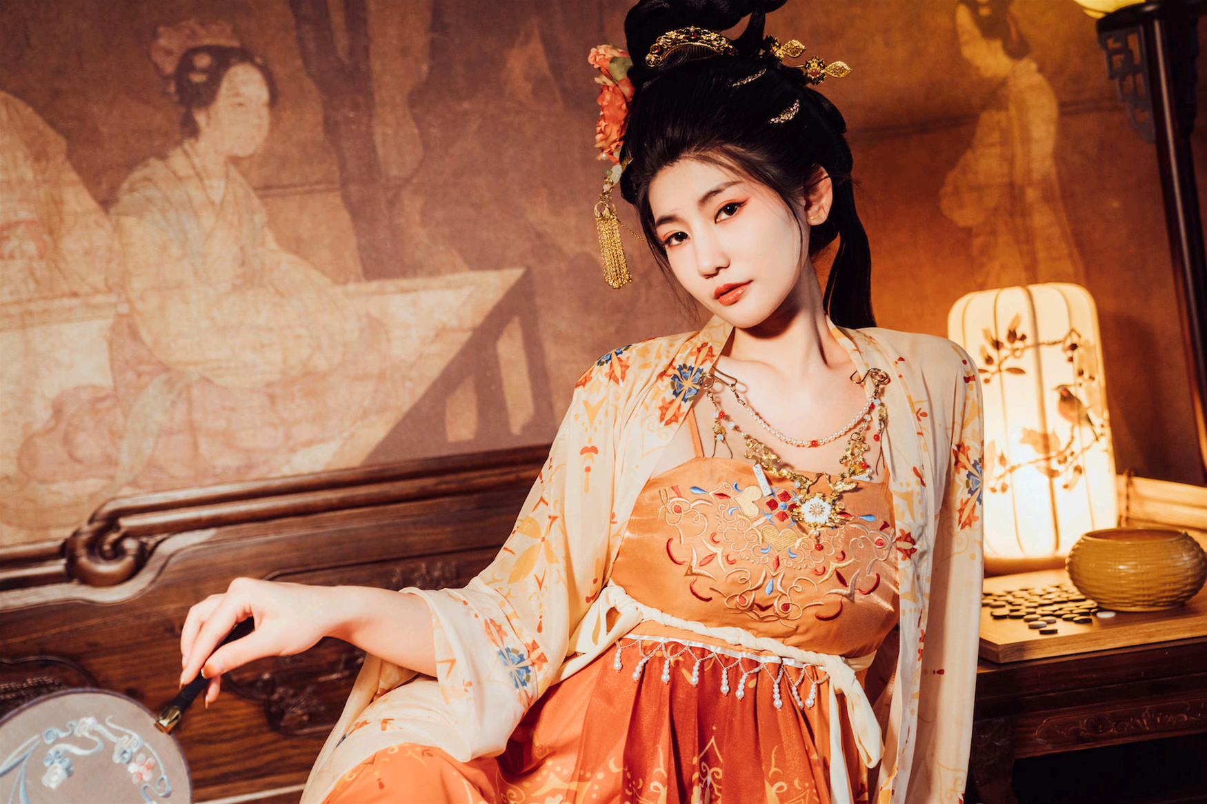 古韵流芳:汉服佳人执扇抚琴,书香棋韵间尽显盛唐风华与东方美学神韵 古韵流芳:汉服佳人执扇抚琴,书香棋韵间尽显盛唐风华与东方美学神韵