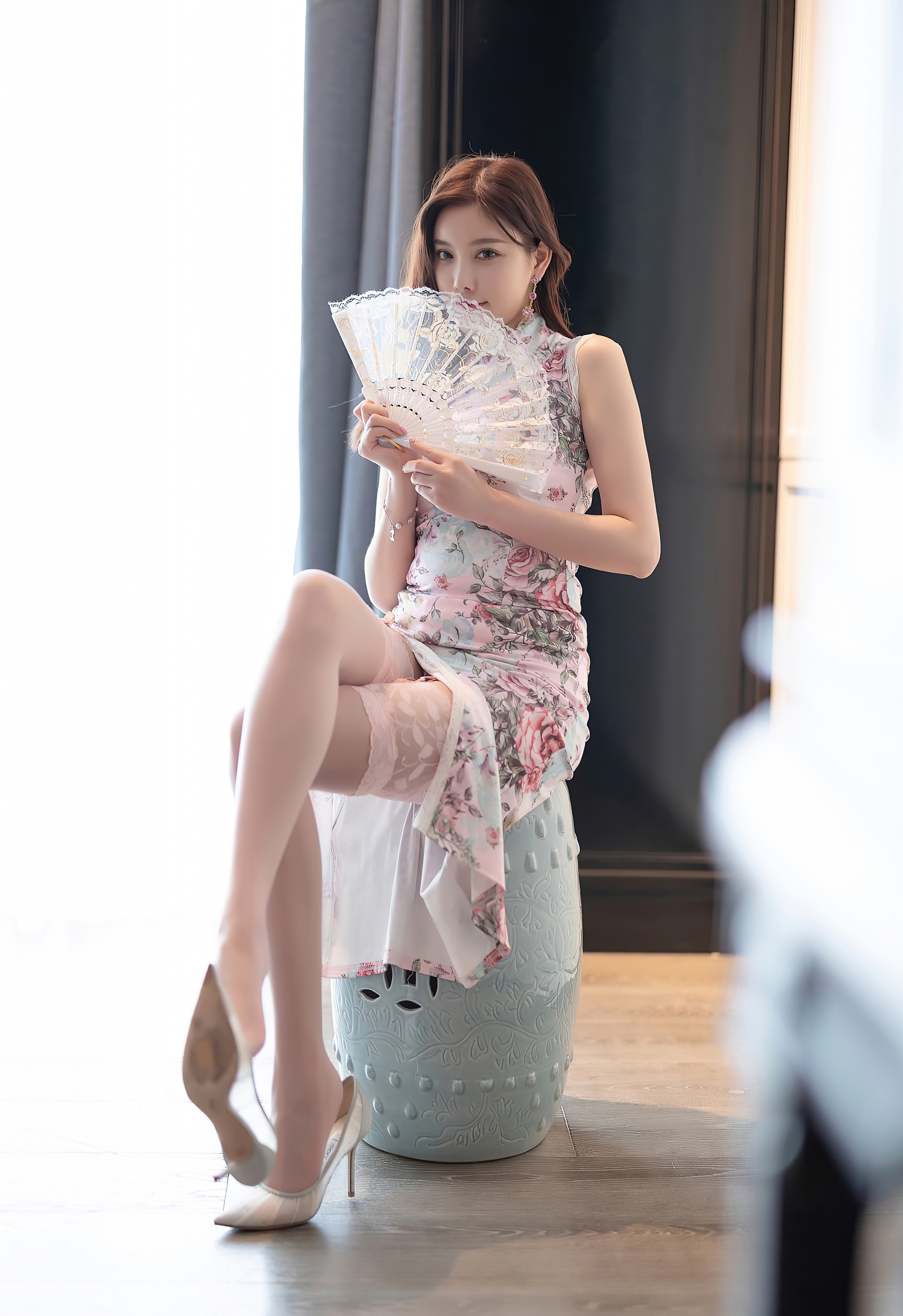 花影摇曳,旗袍如诗,一扇轻掩,半面春光。 花影摇曳,旗袍如诗,一扇轻掩,半面春光。