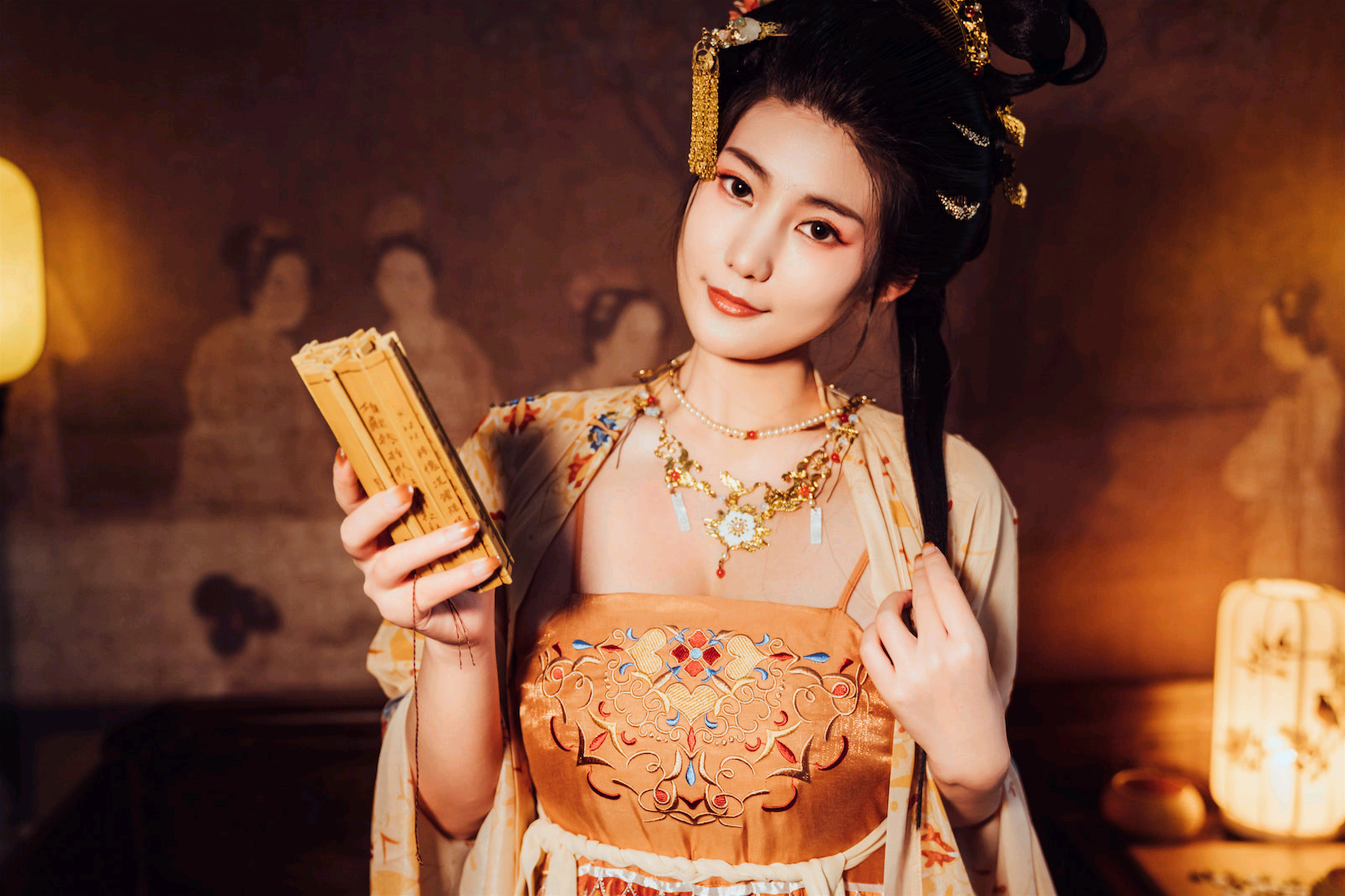 古韵流芳:汉服佳人执扇抚琴,书香棋韵间尽显盛唐风华与东方美学神韵 古韵流芳:汉服佳人执扇抚琴,书香棋韵间尽显盛唐风华与东方美学神韵