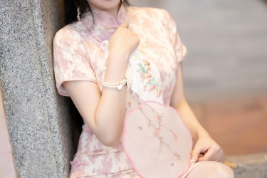 粉黛轻摇扇影动，古巷深处一梦春