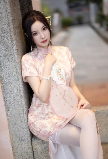 粉黛轻摇扇影动，古巷深处一梦春