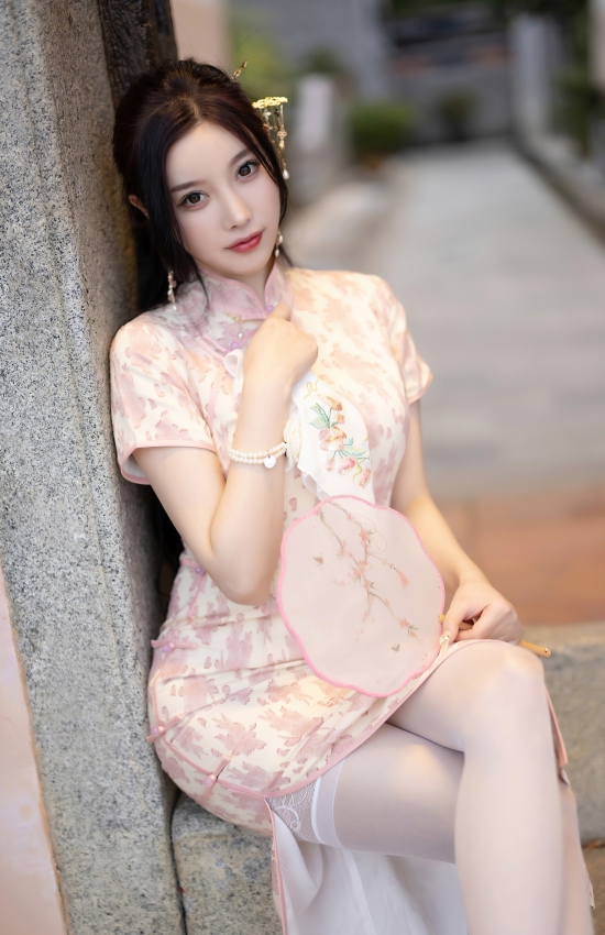 粉黛轻摇扇影动，古巷深处一梦春