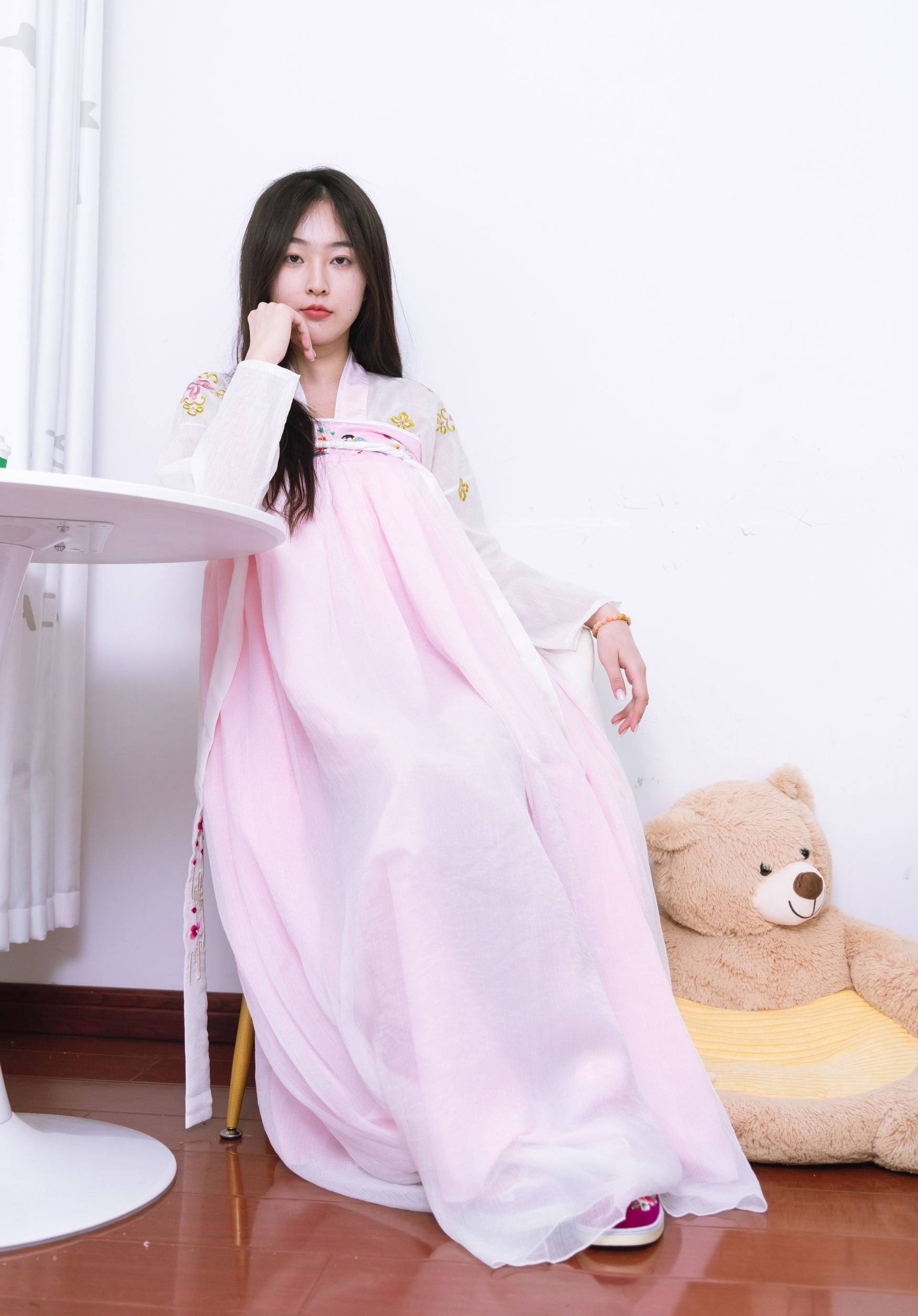 粉黛佳人着汉服,轻纱曼舞映日常。现代居室里,传统服饰绽放温柔诗意,诠释别样东方美。 粉黛佳人着汉服,轻纱曼舞映日常。现代居室里,传统服饰绽放温柔诗意,诠释别样东方美。