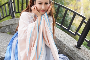 青衫薄袖倚古桥，她回眸一笑百媚生。是烟雨江南里走出的画中仙子，美得令人心醉神迷。