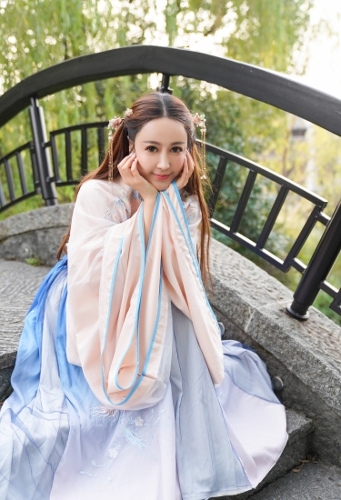 青衫薄袖倚古桥，她回眸一笑百媚生。是烟雨江南里走出的画中仙子，美得令人心醉神迷。