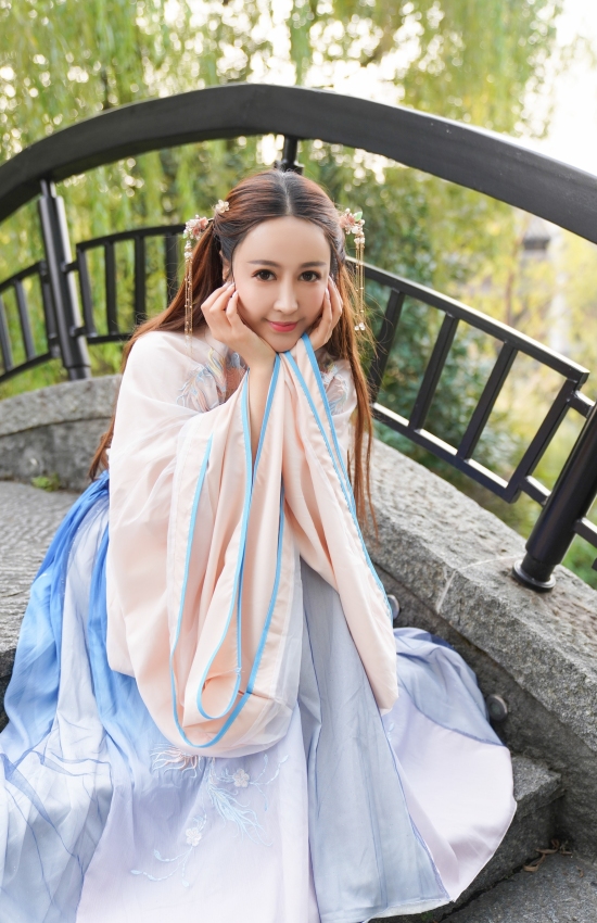 青衫薄袖倚古桥，她回眸一笑百媚生。是烟雨江南里走出的画中仙子，美得令人心醉神迷。