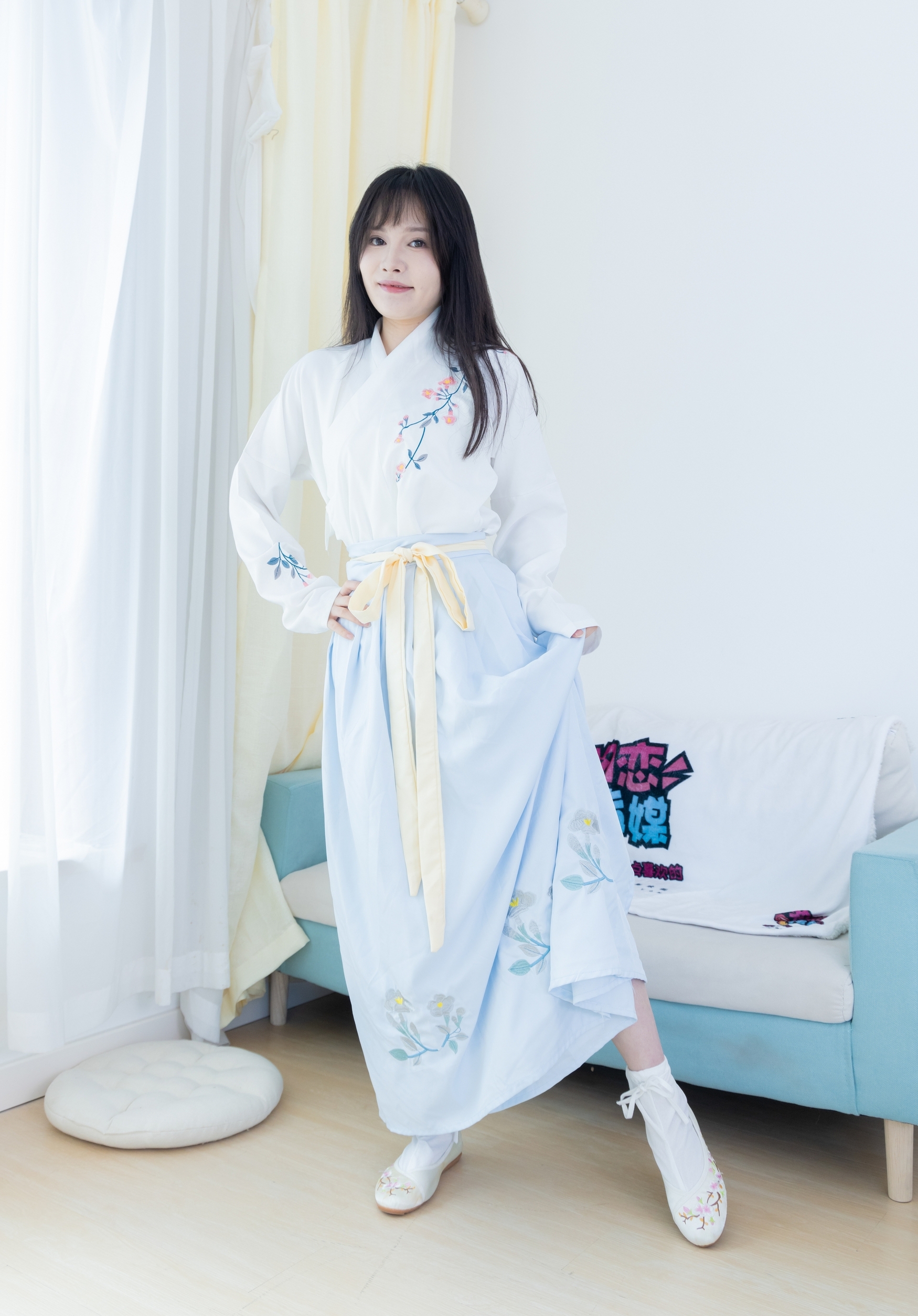 素衣如雪映春光,淡蓝裙裾绣花香。现代闺阁藏古韵,一颦一笑皆是诗,汉服之美在日常。 素衣如雪映春光,淡蓝裙裾绣花香。现代闺阁藏古韵,一颦一笑皆是诗,汉服之美在日常。