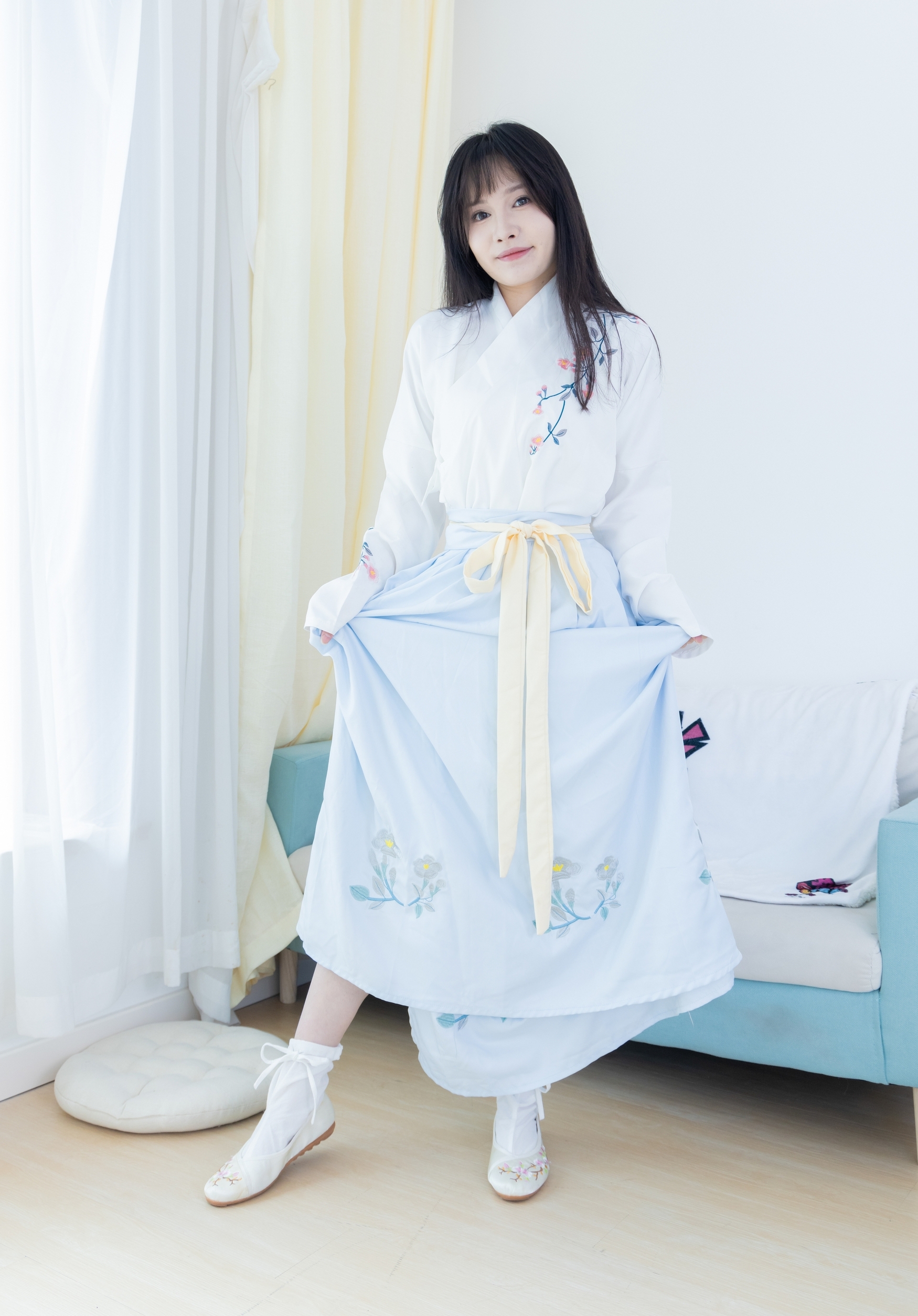 素衣如雪映春光,淡蓝裙裾绣花香。现代闺阁藏古韵,一颦一笑皆是诗,汉服之美在日常。 素衣如雪映春光,淡蓝裙裾绣花香。现代闺阁藏古韵,一颦一笑皆是诗,汉服之美在日常。