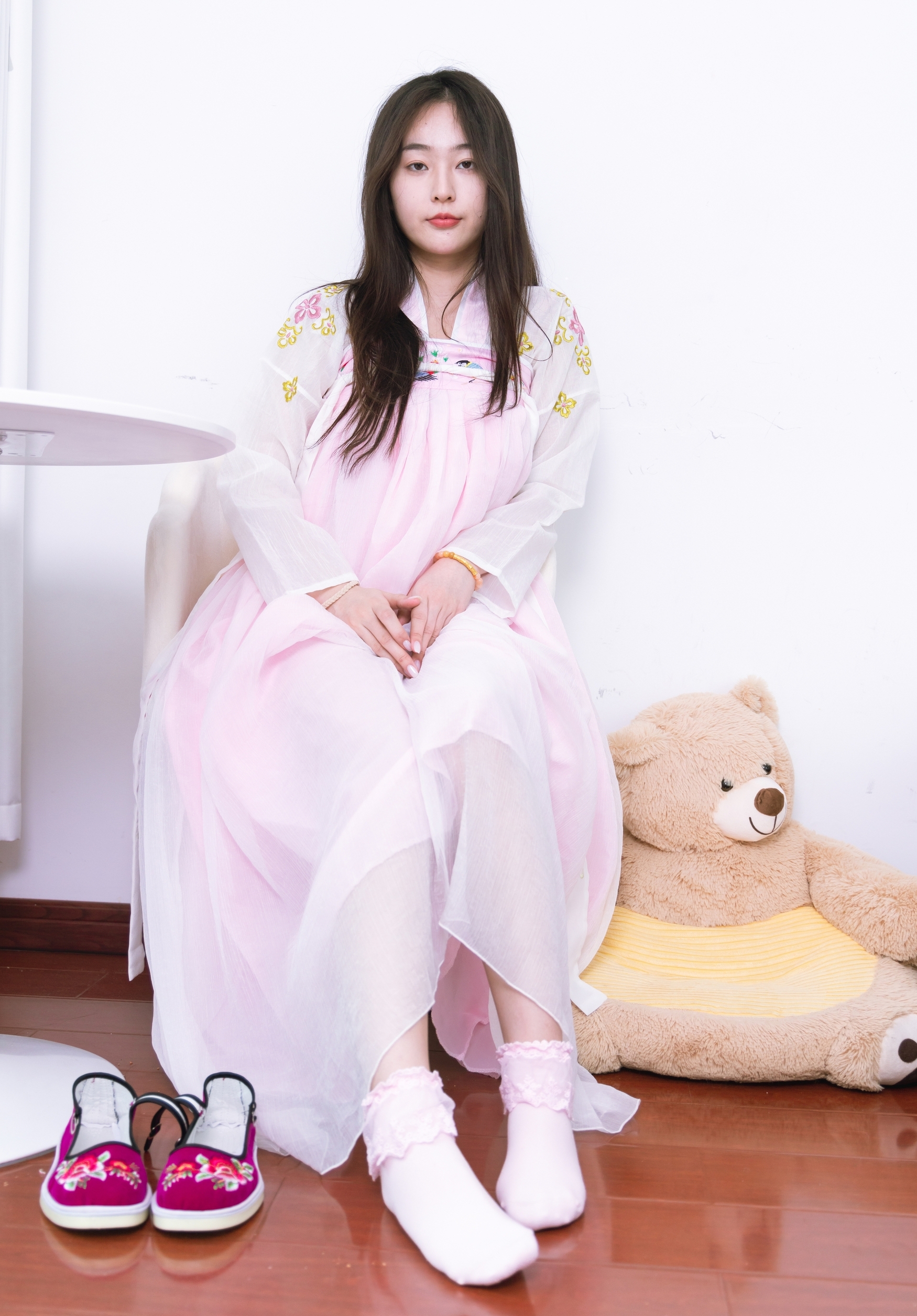 粉黛佳人着汉服,轻纱曼舞映日常。现代居室里,传统服饰绽放温柔诗意,诠释别样东方美。 粉黛佳人着汉服,轻纱曼舞映日常。现代居室里,传统服饰绽放温柔诗意,诠释别样东方美。