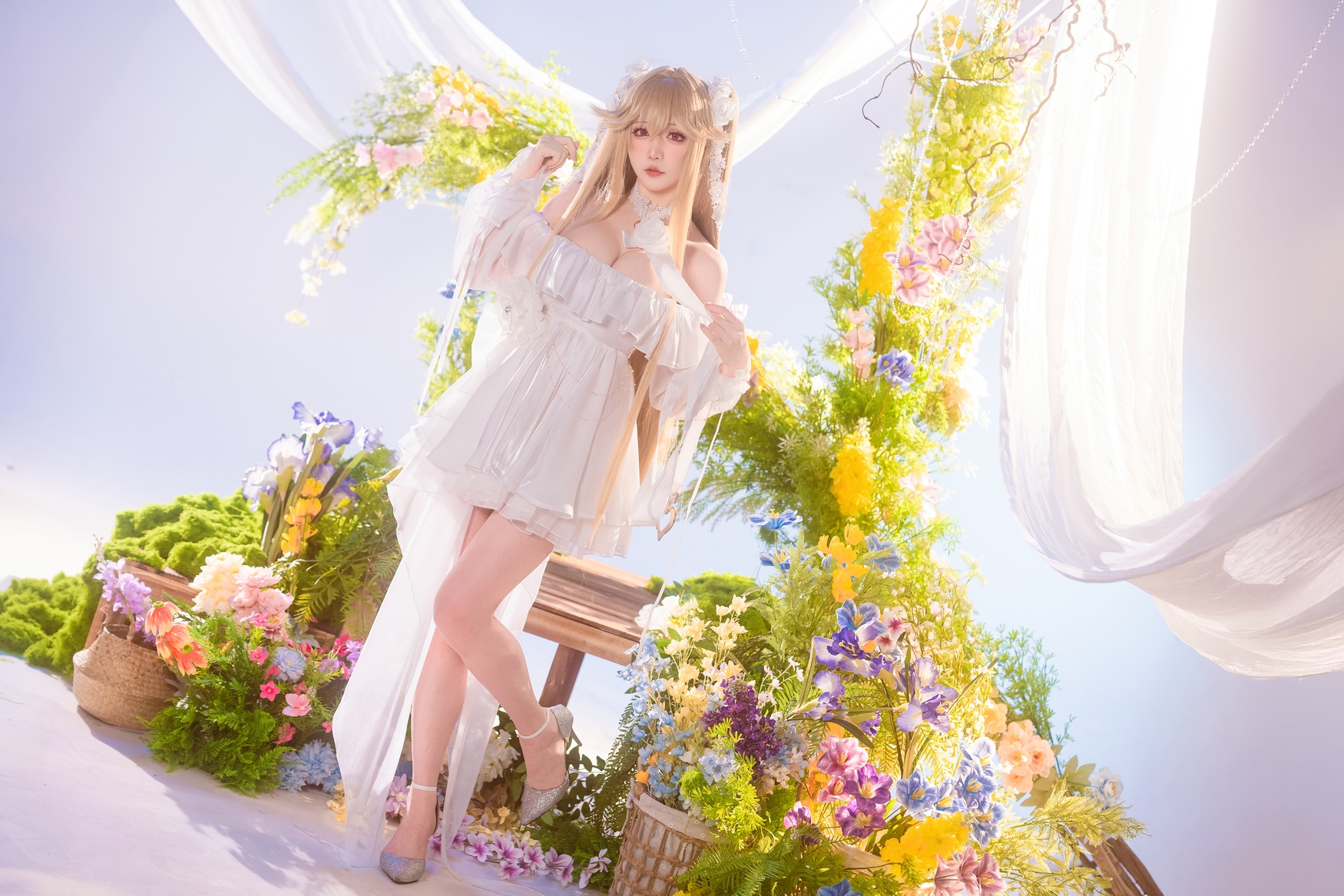 花海中的白裙少女,如诗如画的春日童话 花海中的白裙少女,如诗如画的春日童话