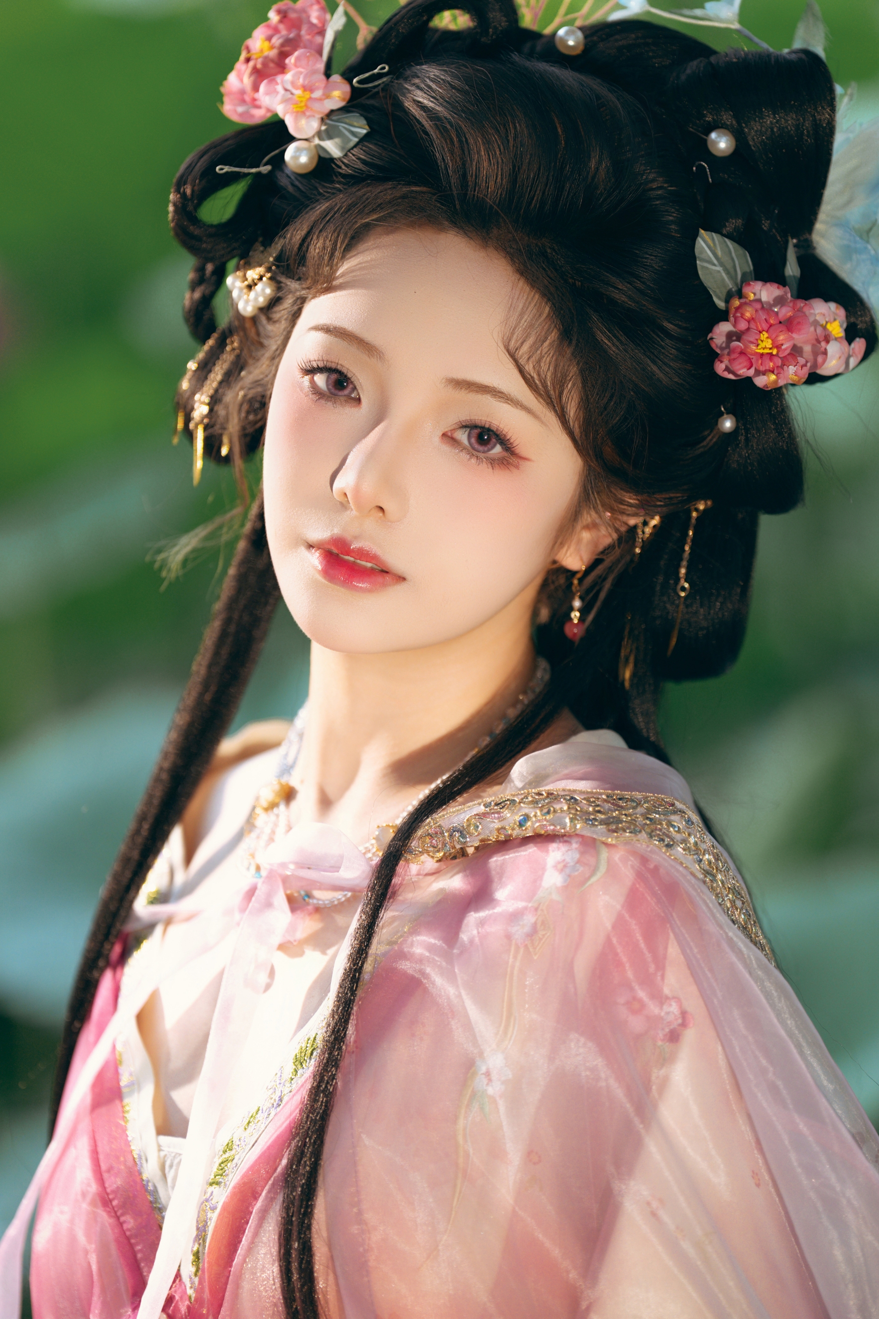 荷塘仙子执莲归,粉纱轻舞映碧水。古韵风华倾城色,一颦一笑皆是画,盛夏光年里的东方神韵。 荷塘仙子执莲归,粉纱轻舞映碧水。古韵风华倾城色,一颦一笑皆是画,盛夏光年里的东方神韵。