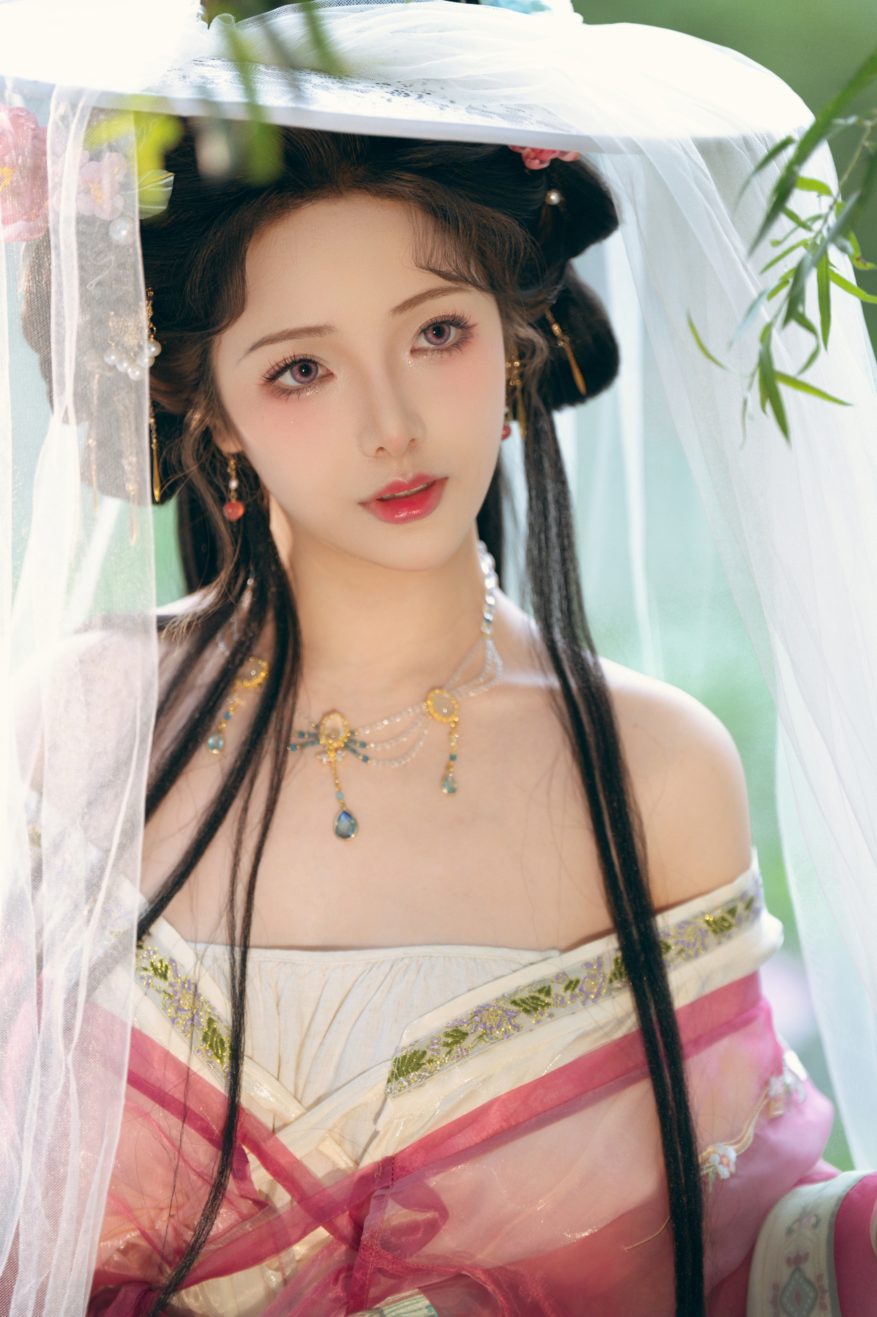 荷塘仙子执莲归,粉纱轻舞映碧水。古韵风华倾城色,一颦一笑皆是画,盛夏光年里的东方神韵。 荷塘仙子执莲归,粉纱轻舞映碧水。古韵风华倾城色,一颦一笑皆是画,盛夏光年里的东方神韵。