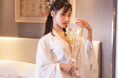 青衫薄袖倚空庭，执扇凝眸望月明。一腔心事无人诉，唯有清风知我情。