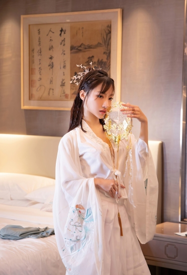 青衫薄袖倚空庭，执扇凝眸望月明。一腔心事无人诉，唯有清风知我情。