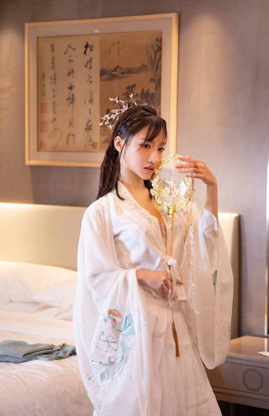 青衫薄袖倚空庭，执扇凝眸望月明。一腔心事无人诉，唯有清风知我情。