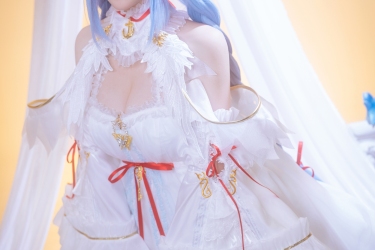 蓝发少女演绎梦幻洛丽塔，纯白礼服尽显童话之美