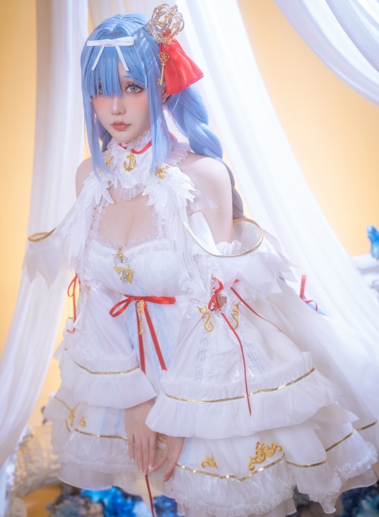 蓝发少女演绎梦幻洛丽塔，纯白礼服尽显童话之美