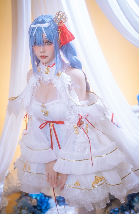 蓝发少女演绎梦幻洛丽塔，纯白礼服尽显童话之美