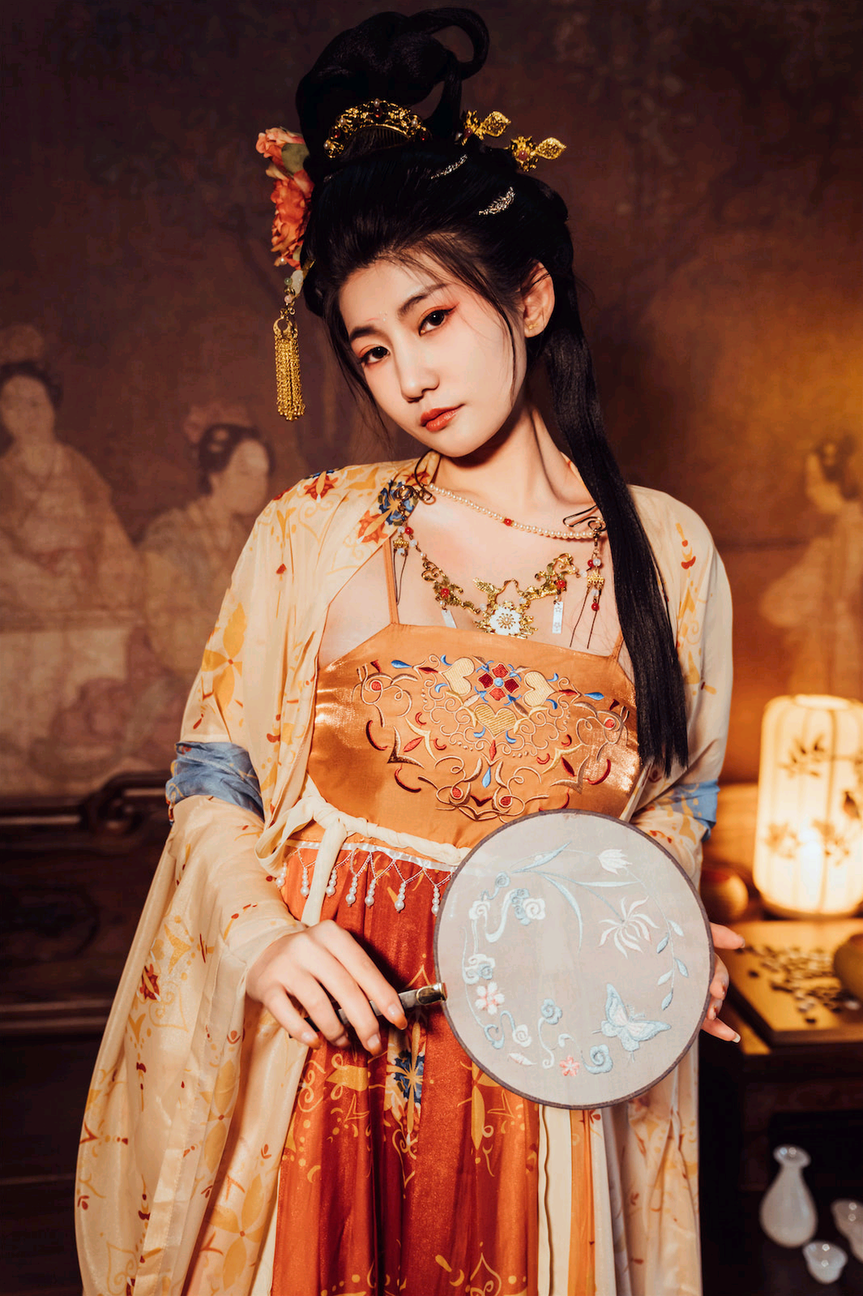 古韵流芳:汉服佳人执扇抚琴,书香棋韵间尽显盛唐风华与东方美学神韵 古韵流芳:汉服佳人执扇抚琴,书香棋韵间尽显盛唐风华与东方美学神韵