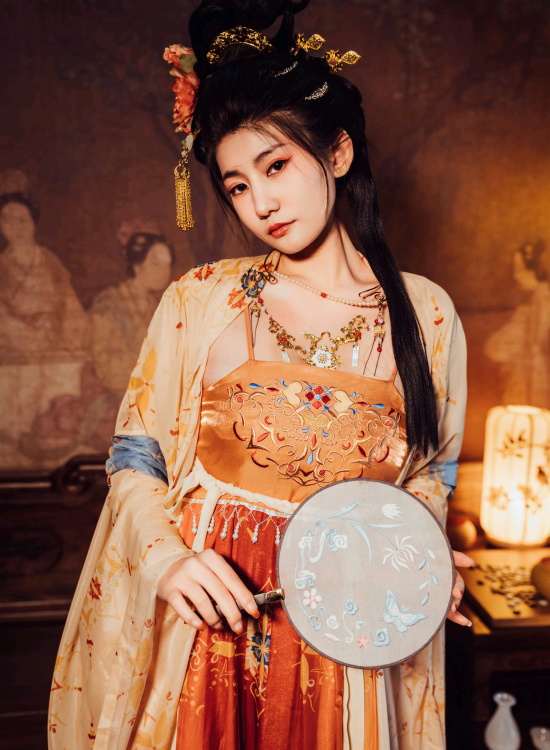 古韵流芳：汉服佳人执扇抚琴，书香棋韵间尽显盛唐风华与东方美学神韵