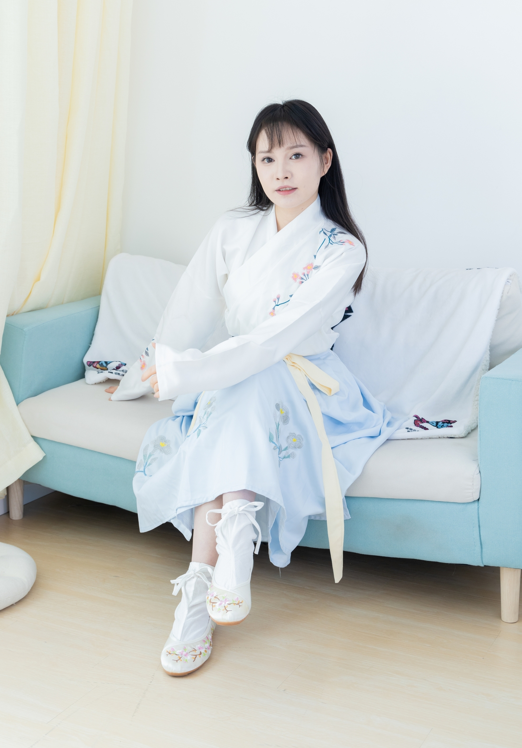 素衣如雪映春光,淡蓝裙裾绣花香。现代闺阁藏古韵,一颦一笑皆是诗,汉服之美在日常。 素衣如雪映春光,淡蓝裙裾绣花香。现代闺阁藏古韵,一颦一笑皆是诗,汉服之美在日常。