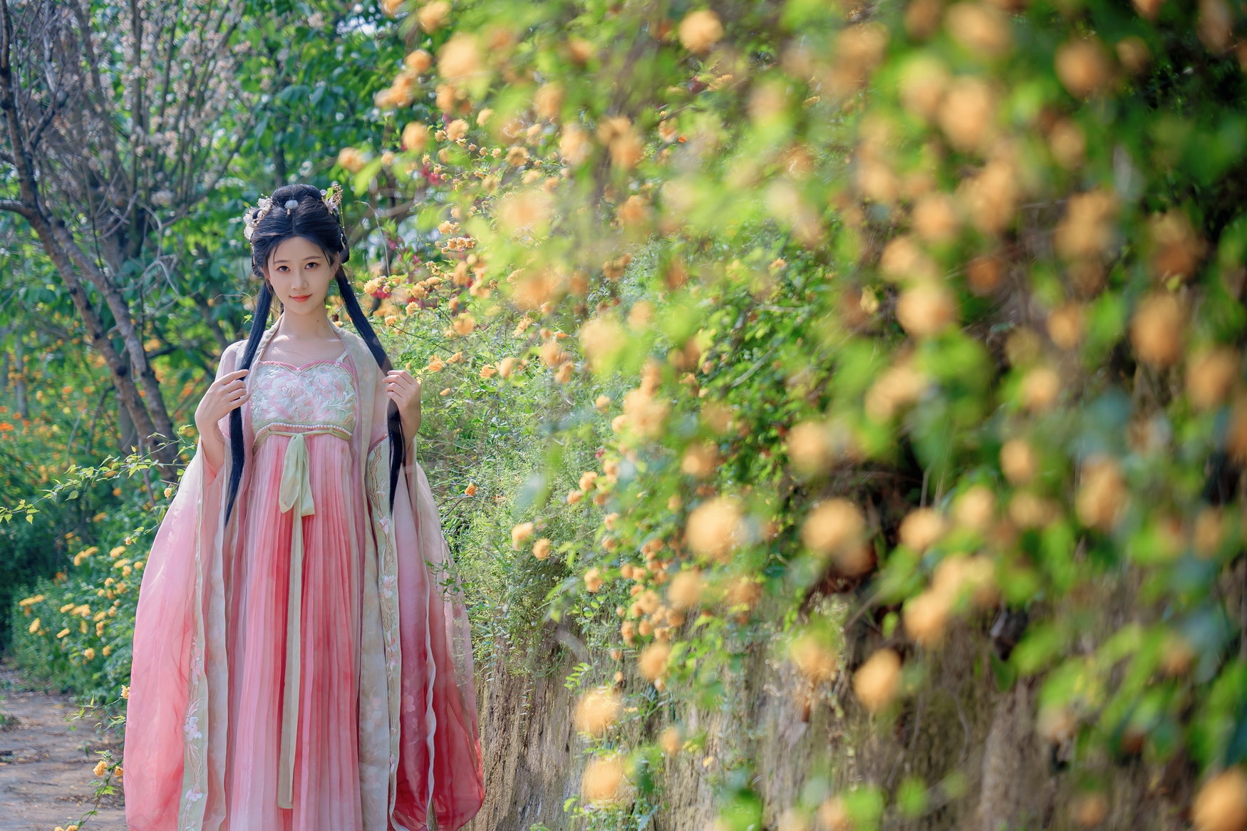 花间仙子踏春归,粉纱轻舞映芳菲。古韵风华倾城色,一颦一笑皆是画,春日限定里的东方神韵。 花间仙子踏春归,粉纱轻舞映芳菲。古韵风华倾城色,一颦一笑皆是画,春日限定里的东方神韵。