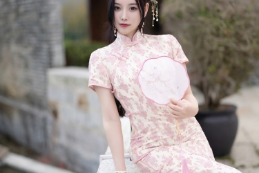 粉黛佳人倚石阶，团扇轻摇映水光。古韵今风融一瞬，温婉如诗醉斜阳