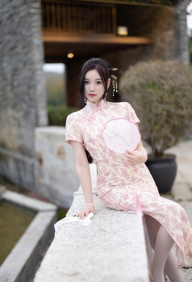 粉黛佳人倚石阶，团扇轻摇映水光。古韵今风融一瞬，温婉如诗醉斜阳