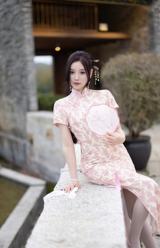 粉黛佳人倚石阶，团扇轻摇映水光。古韵今风融一瞬，温婉如诗醉斜阳