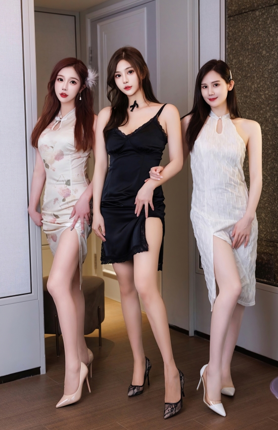 三姝并蒂映华裳，黑与白间尽风流。现代闺阁藏古韵，一颦一笑皆是画，姐妹情深最动人。