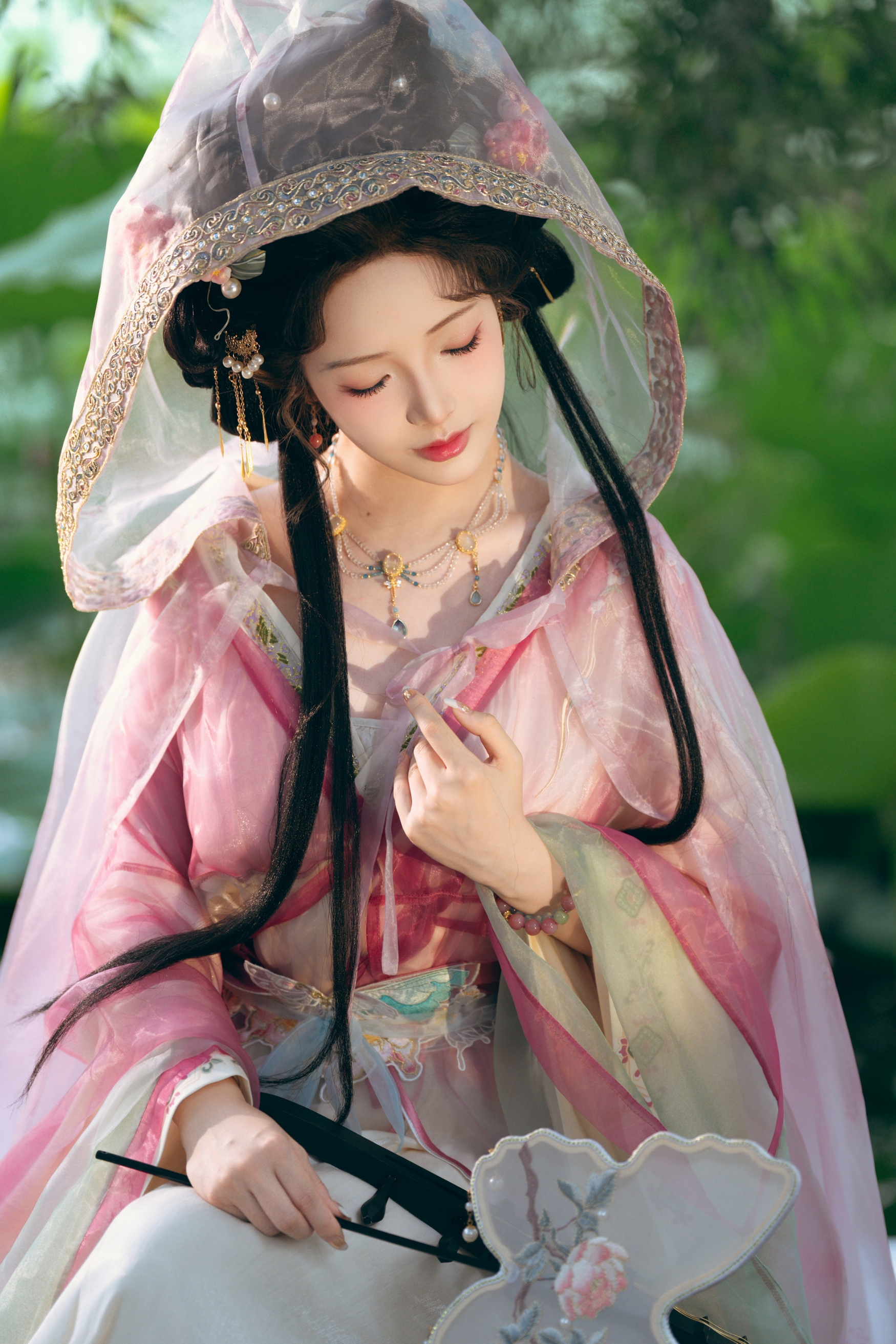 荷塘仙子执莲归,粉纱轻舞映碧水。古韵风华倾城色,一颦一笑皆是画,盛夏光年里的东方神韵。 荷塘仙子执莲归,粉纱轻舞映碧水。古韵风华倾城色,一颦一笑皆是画,盛夏光年里的东方神韵。