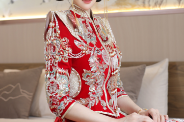 红妆映泪眼朦胧，空闺独卧对孤灯。满身锦绣无人共，唯有相思伴此生。