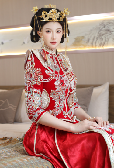 红妆映泪眼朦胧，空闺独卧对孤灯。满身锦绣无人共，唯有相思伴此生。