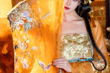 金纱掩面月如钩，烛影摇红泪自流。一念成痴千百度，梦回故里是君眸。