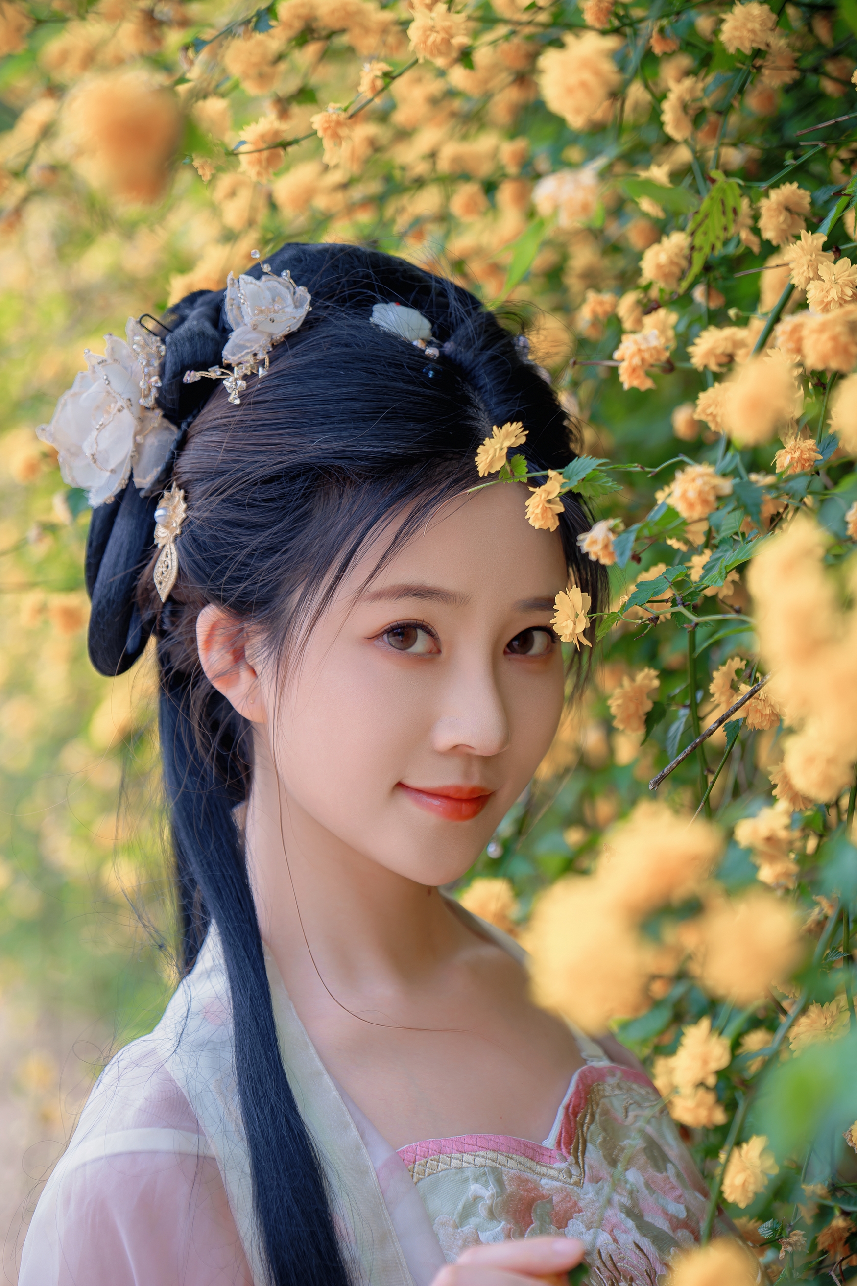 花间仙子踏春归,粉纱轻舞映芳菲。古韵风华倾城色,一颦一笑皆是画,春日限定里的东方神韵。 花间仙子踏春归,粉纱轻舞映芳菲。古韵风华倾城色,一颦一笑皆是画,春日限定里的东方神韵。