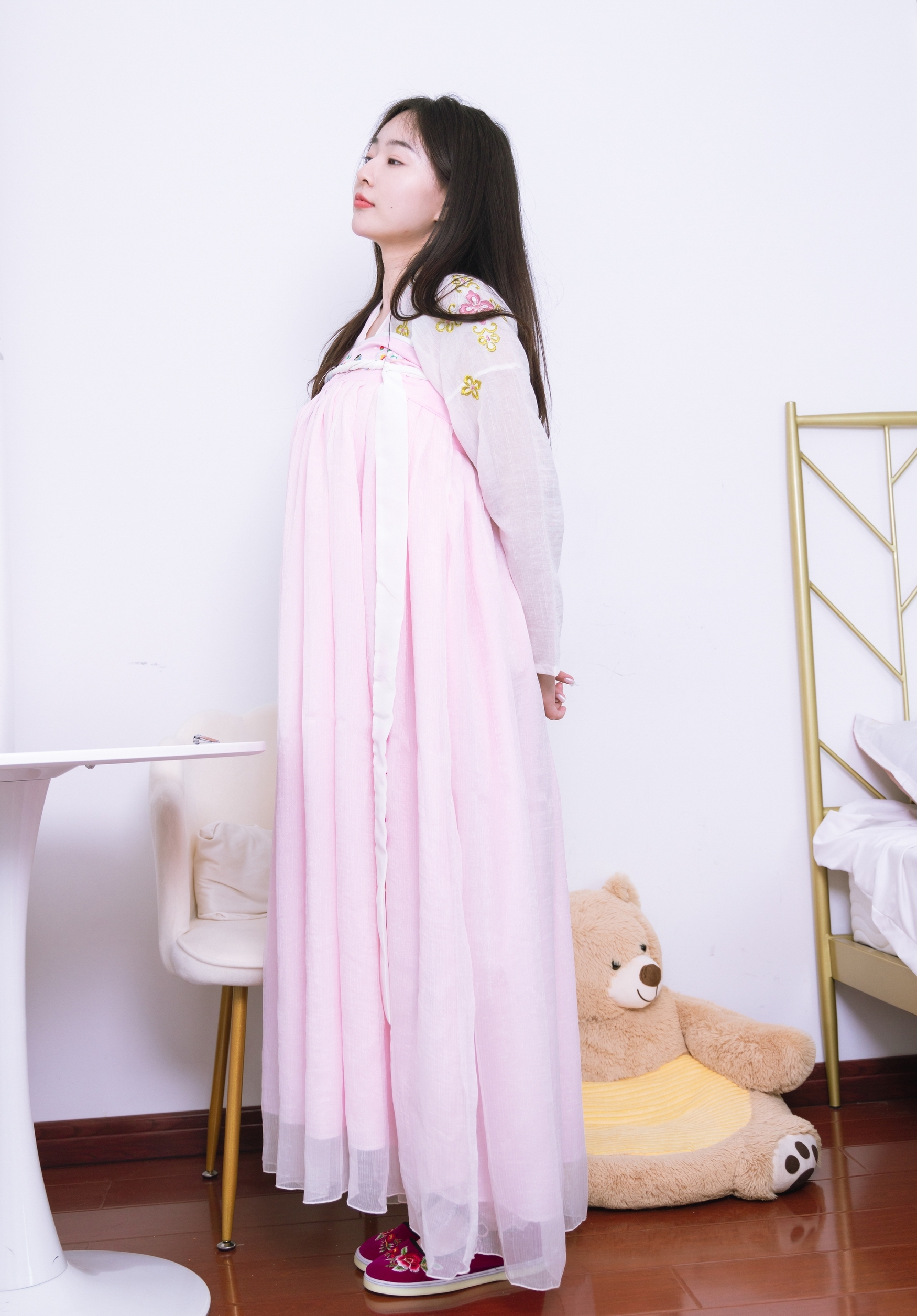 粉黛佳人着汉服,轻纱曼舞映日常。现代居室里,传统服饰绽放温柔诗意,诠释别样东方美。 粉黛佳人着汉服,轻纱曼舞映日常。现代居室里,传统服饰绽放温柔诗意,诠释别样东方美。