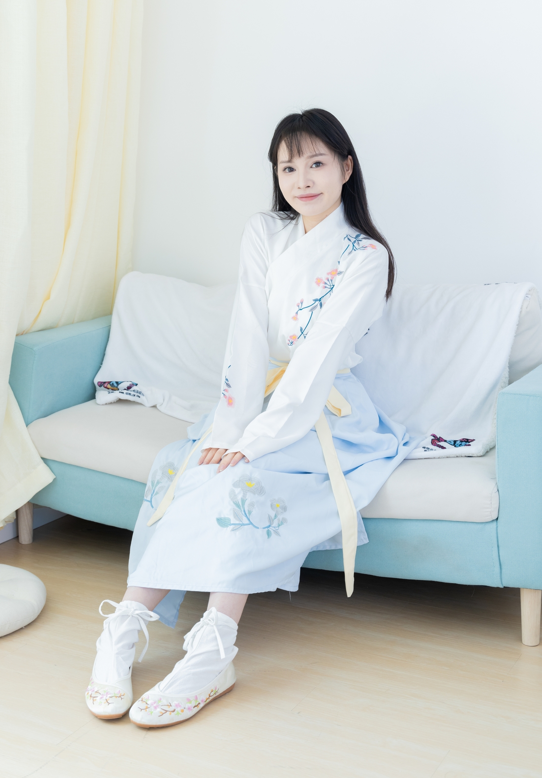 素衣如雪映春光,淡蓝裙裾绣花香。现代闺阁藏古韵,一颦一笑皆是诗,汉服之美在日常。 素衣如雪映春光,淡蓝裙裾绣花香。现代闺阁藏古韵,一颦一笑皆是诗,汉服之美在日常。