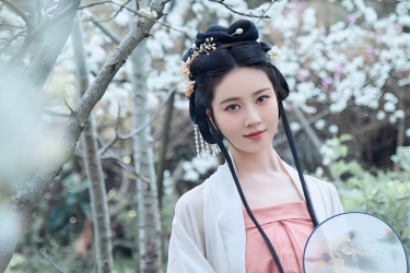 春风拂面，花影婆娑，汉服佳人醉于桃夭柳绿间