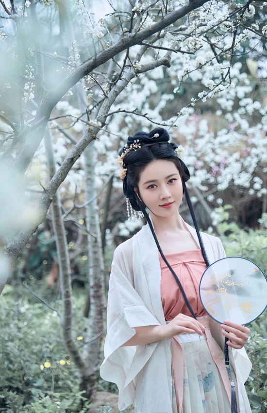 春风拂面，花影婆娑，汉服佳人醉于桃夭柳绿间
