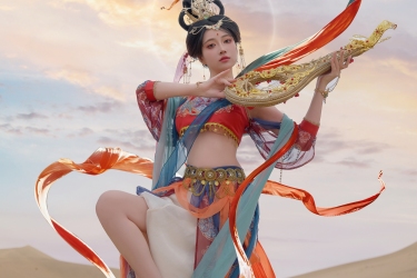 沙海飞天舞霓裳，琵琶声咽月如霜。一曲相思寄万里，君在天涯可断肠？