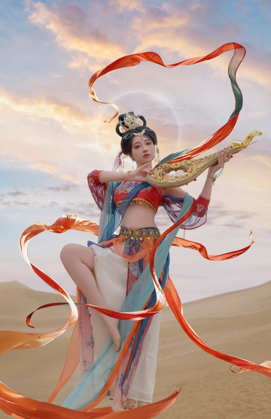 沙海飞天舞霓裳，琵琶声咽月如霜。一曲相思寄万里，君在天涯可断肠？