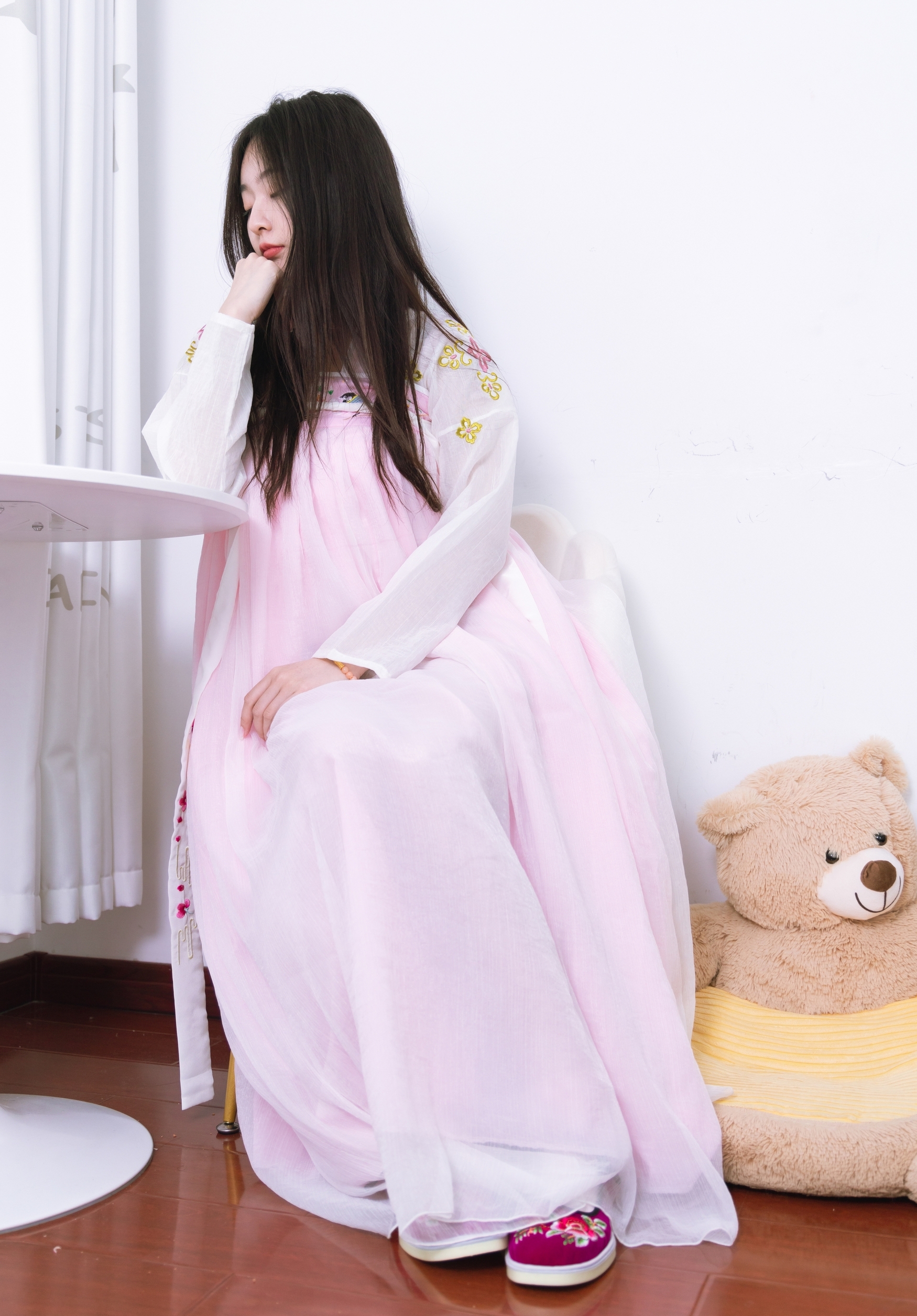 粉黛佳人着汉服,轻纱曼舞映日常。现代居室里,传统服饰绽放温柔诗意,诠释别样东方美。 粉黛佳人着汉服,轻纱曼舞映日常。现代居室里,传统服饰绽放温柔诗意,诠释别样东方美。