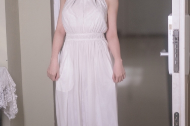 窗边白裙少女写真，光影温柔如诗