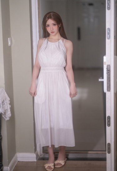 窗边白裙少女写真，光影温柔如诗