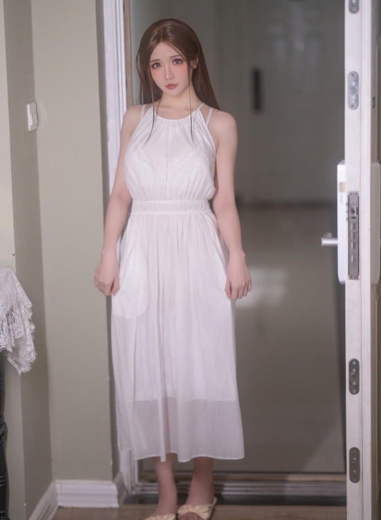 窗边白裙少女写真，光影温柔如诗